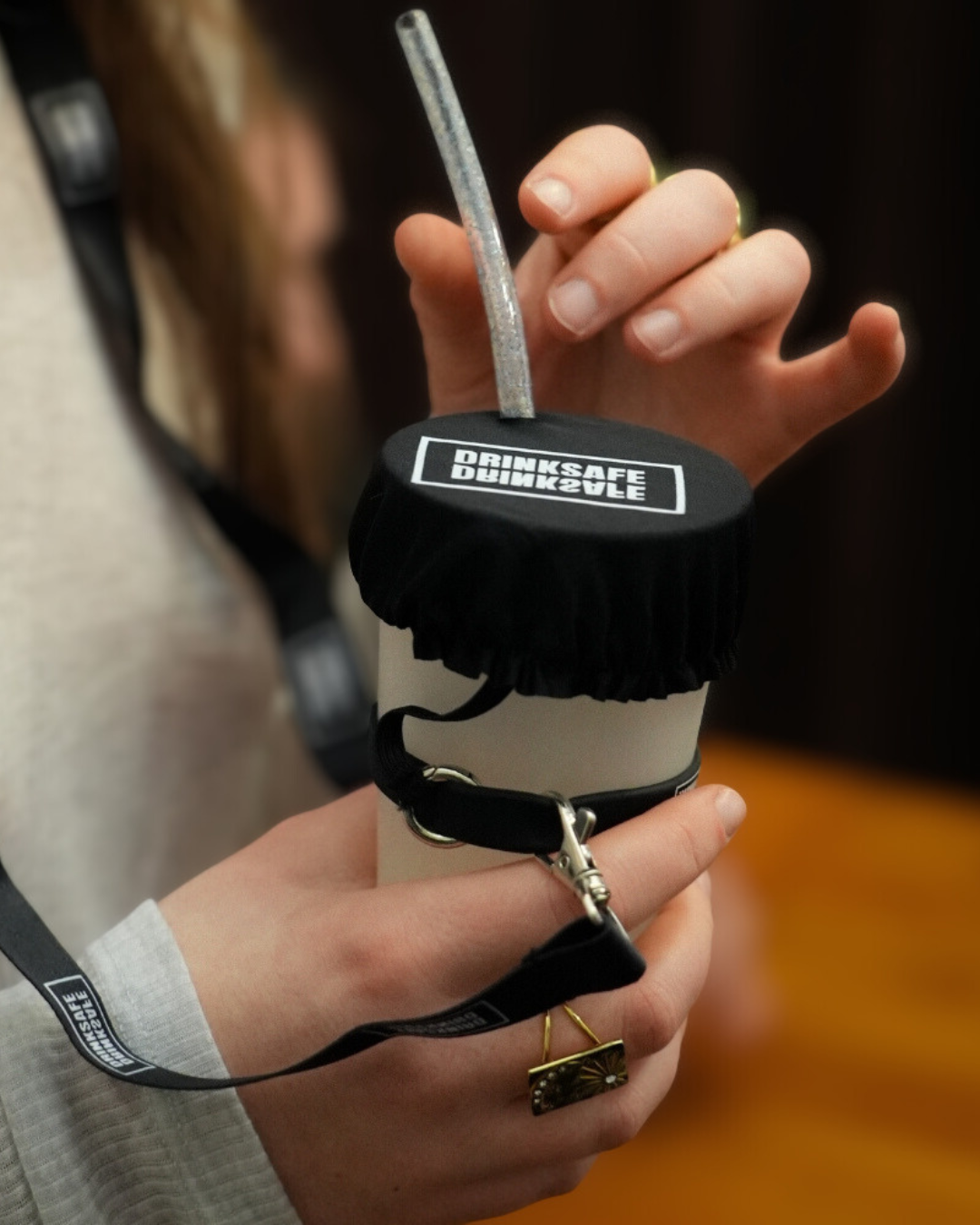 Porte-gobelet anti-drogue DrinkSafe mains libres en soirée
