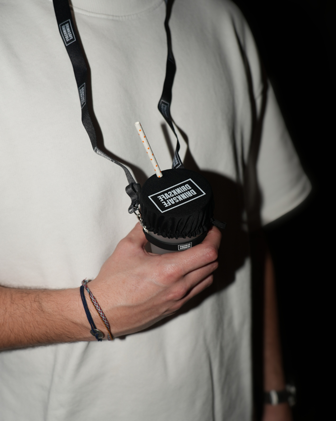 Porte-gobelet festival anti-drogue DrinkSafe noir porté autour du cou
